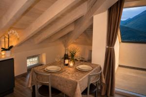 White suite - Jacuzzi, Swimming pool & Lake view