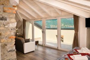 White suite - Jacuzzi, Swimming pool & Lake view