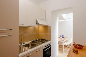 La casetta gialla degli architetti sul porto