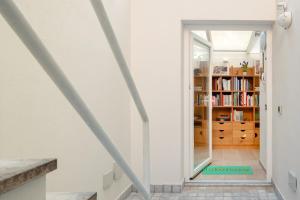 La casetta gialla degli architetti sul porto