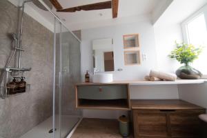 Jacuzzi 2 places, terrasse, bord riviere dain