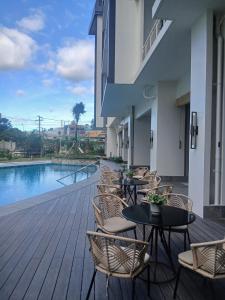 Queen Executive Suite near Solaire Casino and MRT