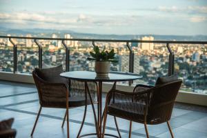 Queen Executive Suite near Solaire Casino and MRT