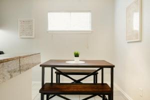 Beautiful Two Bed Central Austin Condo