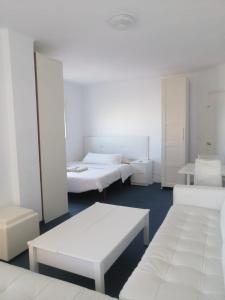 Habitación preciosa grande centro malaga justo enfrente del centro comercial VIALIA también del centro comercial LARIOS y la estación de tren María zambrano también cerca a la playa