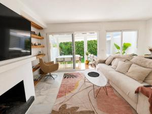 Luxury Golden Mile Townhouse Saltwater Pools, Walk to the Beach