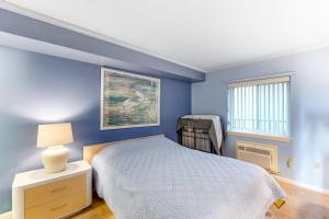 One Block to the Beach Perfectly Located Condo with AC Balcony Shared Pool