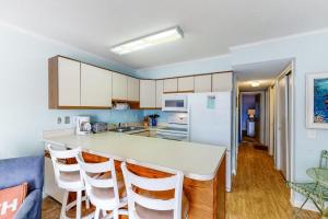 One Block to the Beach Perfectly Located Condo with AC Balcony Shared Pool