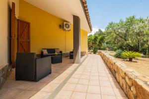 Ampia villetta con giardino a 5 minuti dal mare- Casa Janas