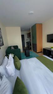 Modern South B studio with Rooftop pool & Gym