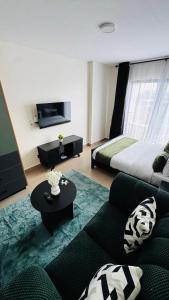 Modern South B studio with Rooftop pool & Gym