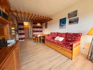 Appartement 2 pièces au pied des pistes de ski avec balcon et parking - FR-1-515-31