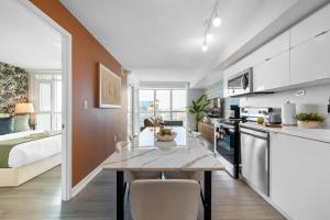 Modern 1BR Condo Walk to CN Tower & Rogers Centre