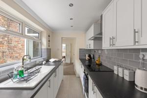 Park Crescent - Quaint Victorian Home With Free Parking