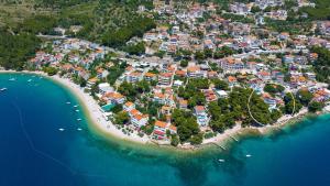 Beachfront Villa Nino, 5 bedroom villa with heated pool in Stanici