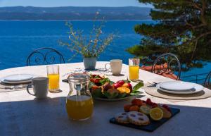 Beachfront Villa Nino, 5 bedroom villa with heated pool in Stanici