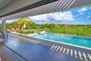Luxury Oasis with Infinity Pool & Golf Course View