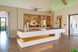 Luxury Oasis with Infinity Pool & Golf Course View