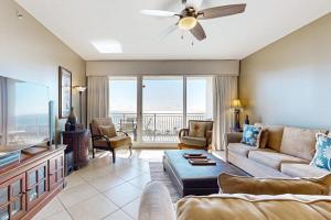 Bright & sleek condo w shared pool fitness center grill area - water views