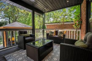 Luxury Toronto Stay with BBQ, Gazebo, Games & Parking