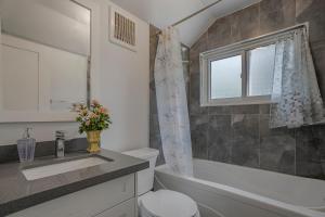 Luxury Toronto Stay with BBQ, Gazebo, Games & Parking