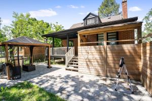 Luxury Toronto Stay with BBQ, Gazebo, Games & Parking