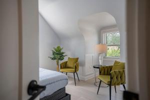 Luxury Toronto Stay with BBQ, Gazebo, Games & Parking