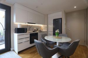 Central Skopje - Stylish 1BR with 2 Balconies - View & Free Parking