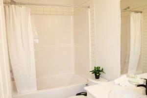 Exquisite Modern 2BR Home 1 Bath Sleeps 4