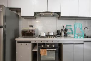Cozy Apartment 2 Beds 2BA Walkable to Sarit Centre and Westgate Mall