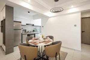 Cozy Apartment 2 Beds 2BA Walkable to Sarit Centre and Westgate Mall
