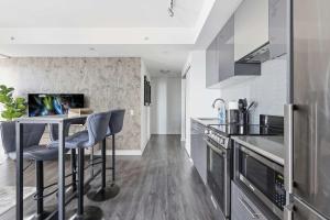 Modern DT Condo Patio Walk Everywhere