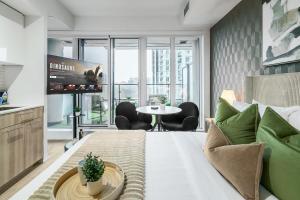 Chic Downtown Studio Steps to Yonge & Dundas