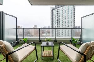 Chic Downtown Studio Steps to Yonge & Dundas