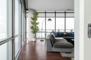 City Lights & Skyline Nights Bay Street Penthouse
