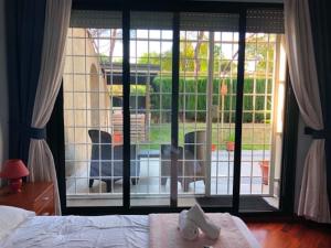 Room with independent access and private bathroom