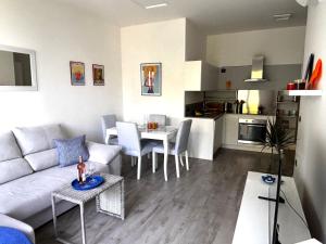 Azzurro Sea View Apartment with Parking and Balcony 5 min Walk to Beach