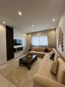 The Urban Chic Retreat , 2BR with WiFi and AC