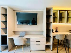 Modern Studio in Prime Laundry Rooftop Pool Gym