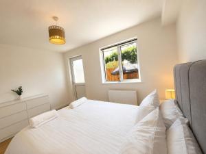 Spacious Family Home with Garden & Parking