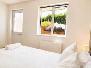 Spacious Family Home with Garden & Parking