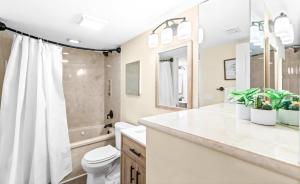 Gulf-Front Condo w Free WiFi & Shared Pools Hot Tub & Sauna - Snowbird Friendly