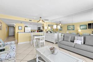 5th floor condo w splash pad multiple pools and on-site bar