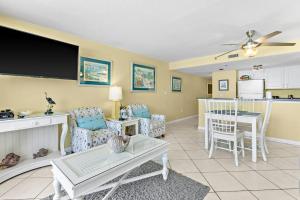 5th floor condo w splash pad multiple pools and on-site bar