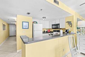 5th floor condo w splash pad multiple pools and on-site bar
