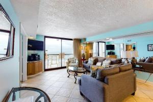 All-suite condo with pool hot tub sauna free WiFi & central AC