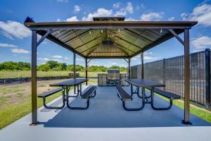2 Mi to Dtwn Crowley! Modern Escape w Pool Access