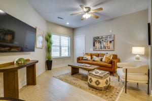 2 Mi to Dtwn Crowley! Modern Escape w Pool Access