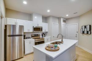 2 Mi to Dtwn Crowley! Modern Escape w Pool Access