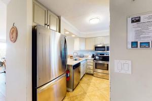 Colorful Gulf-view condo with pools hot tub tennis gym & easy beach access